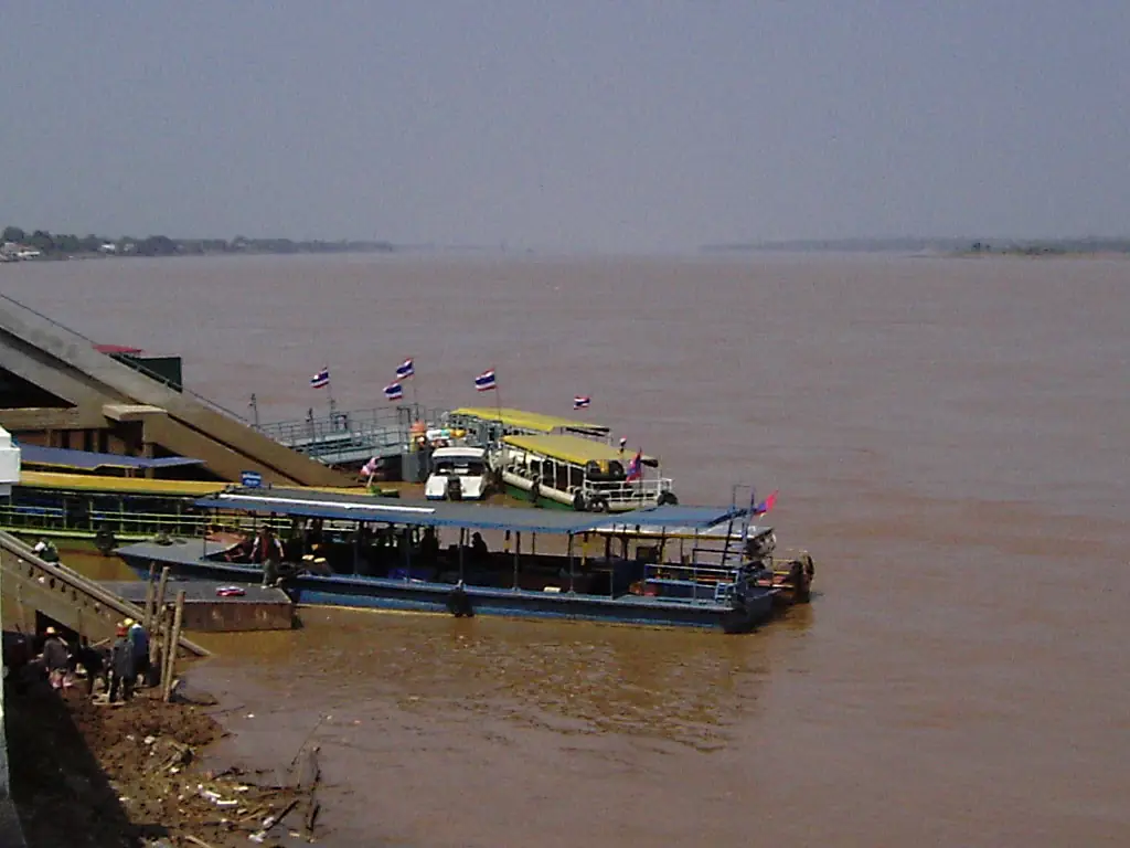 เรือโดยสารที่ท่าริมโขงมองจากตลาดอินโดจีน ภาพของ Pawyi Lee จาก Wikimedia Commons สาธารณสมบัติ ตามคำอธิบายไฟล์ถ่ายเมื่อ 22 ก.พ. 2550 ปัจจุบันเรือข้ามฟากเลิกให้บริการแล้ว