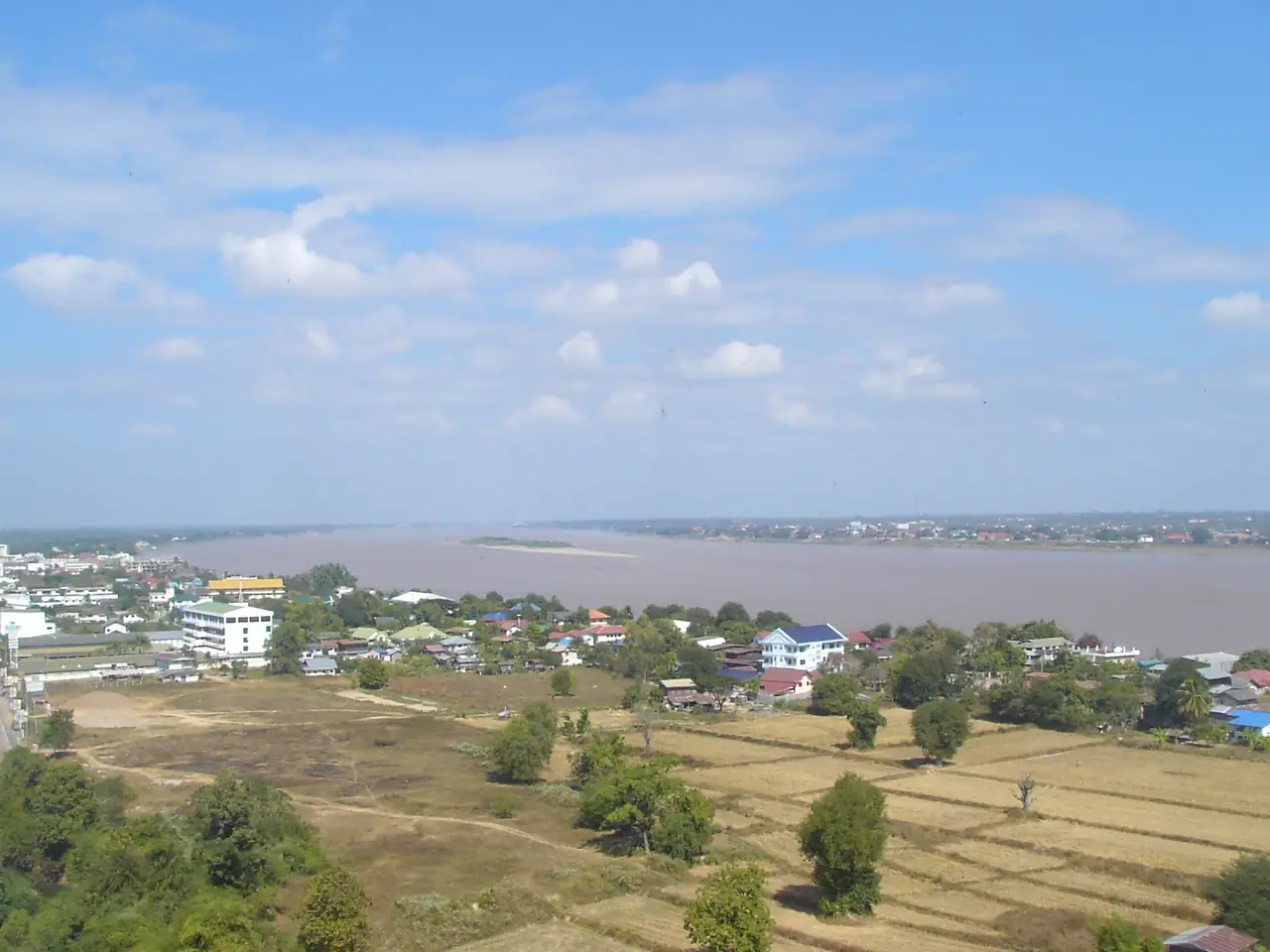 ภาพมองไปทางเหนือจากหอแก้วเหนือตัวเมืองมุกดาหารและแม่น้ำโขง