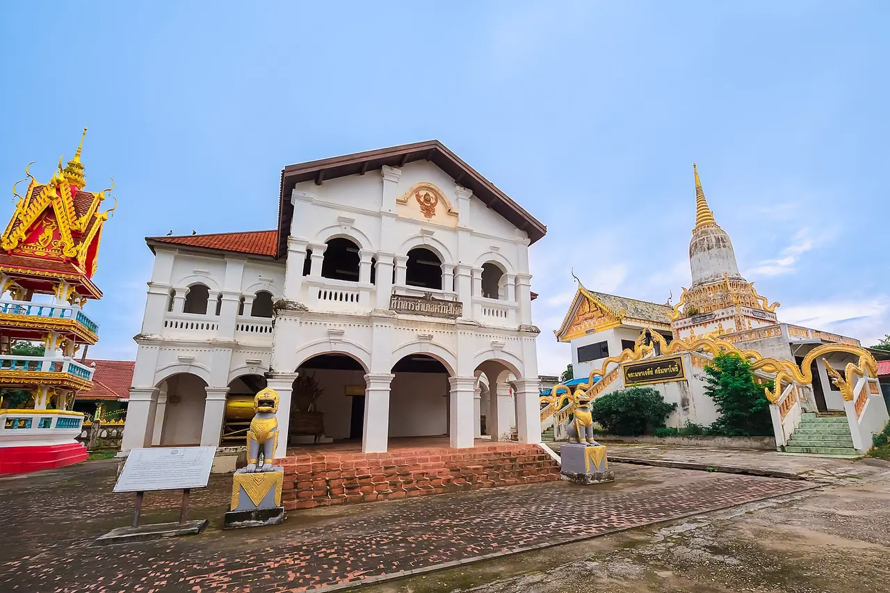 อาคารสีขาวมีซุ้มโค้งที่วัดพระศรีมหาโพธิ์ ภาพของ JayaJoe จาก Wikimedia Commons ใบอนุญาต CC BY-SA 4.0 ถ่ายเมื่อ 18 ส.ค. 2567 ตามไฟล์ ไม่ระบุว่าเป็นอาคารสงฆ์เก่าหรือสิม