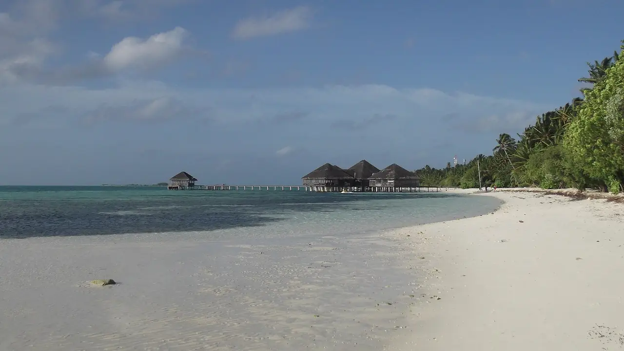 ชายหาดของรีสอร์ตมัลดีฟส์ ภาพถ่ายจาก Wikimedia Commons