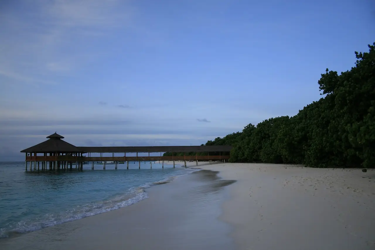 หาดของรีสอร์ตในอะทอลล์บาอา ภาพถ่ายจาก Wikimedia Commons ไม่ใช่ภาพจากรีสอร์ต
