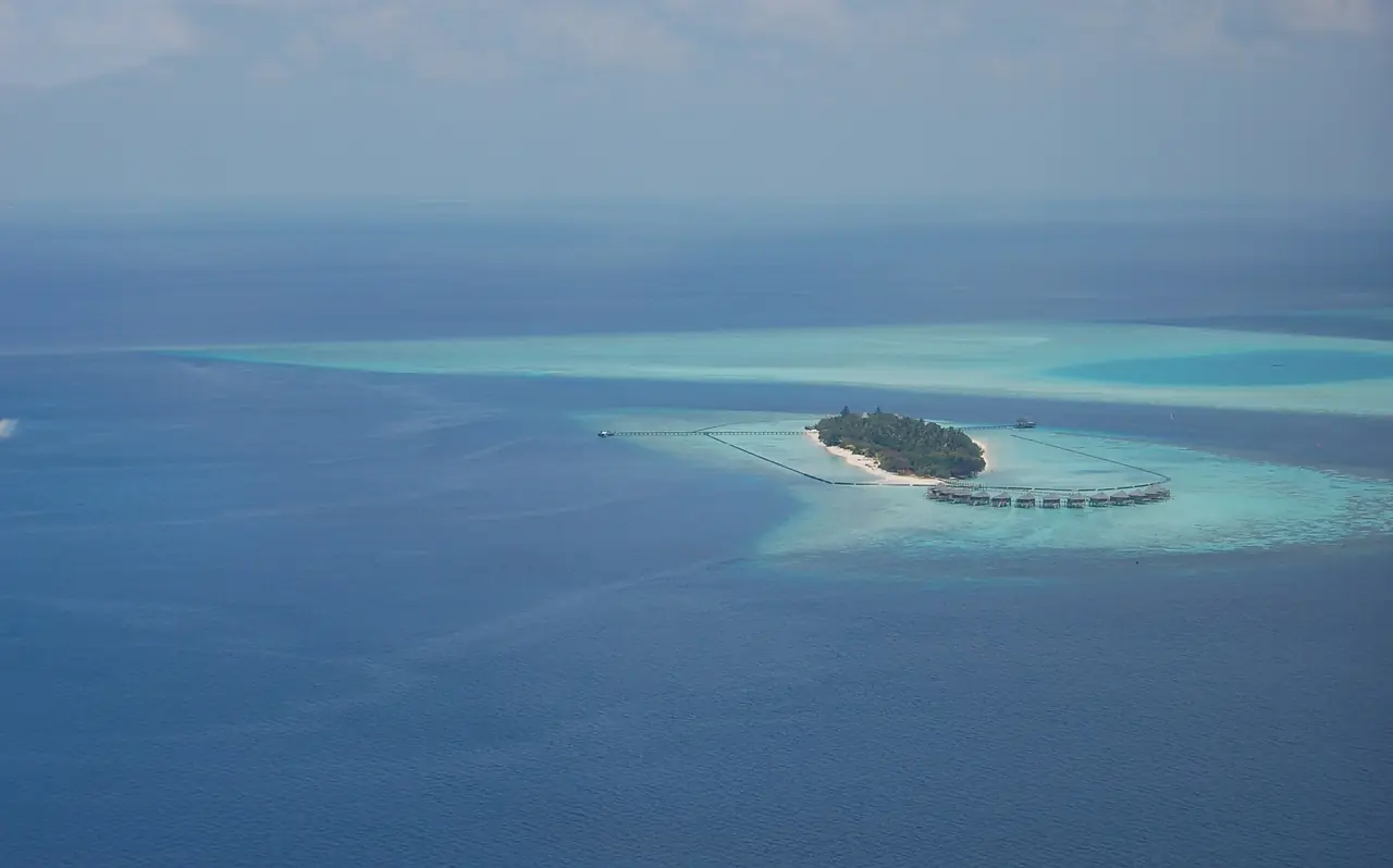 เกาะรีสอร์ตในอะทอลล์ลาวียานี ภาพถ่ายจาก Wikimedia Commons ไม่ใช่ภาพจากรีสอร์ต