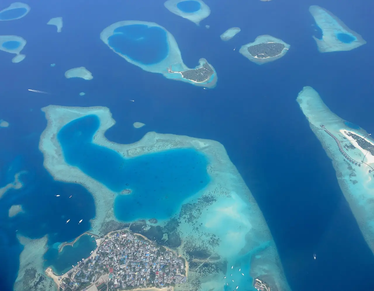 ภาพมุมสูงของเกาะที่มีคนอาศัยในอะทอลล์กาฟู ภาพถ่ายจาก Wikimedia Commons ไม่ใช่ภาพจากที่พัก