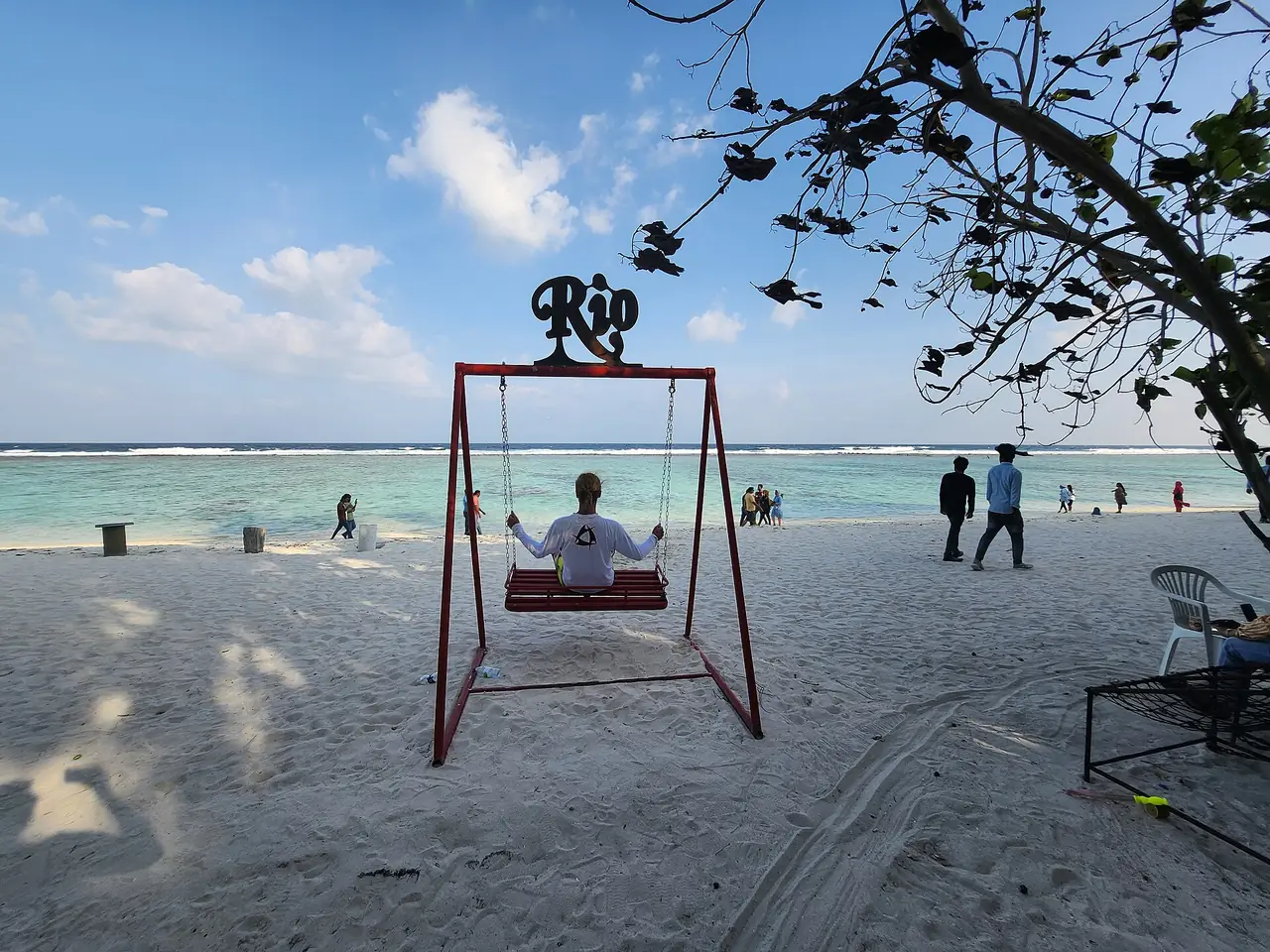 ชิงช้าริมหาดที่ฮูลฮูมาเล่ ภาพจาก Wikimedia Commons ผู้ถ่าย Saaremees สัญญา CC BY-SA 4.0 ภาพเก่า ไม่ทราบปีที่ถ่าย