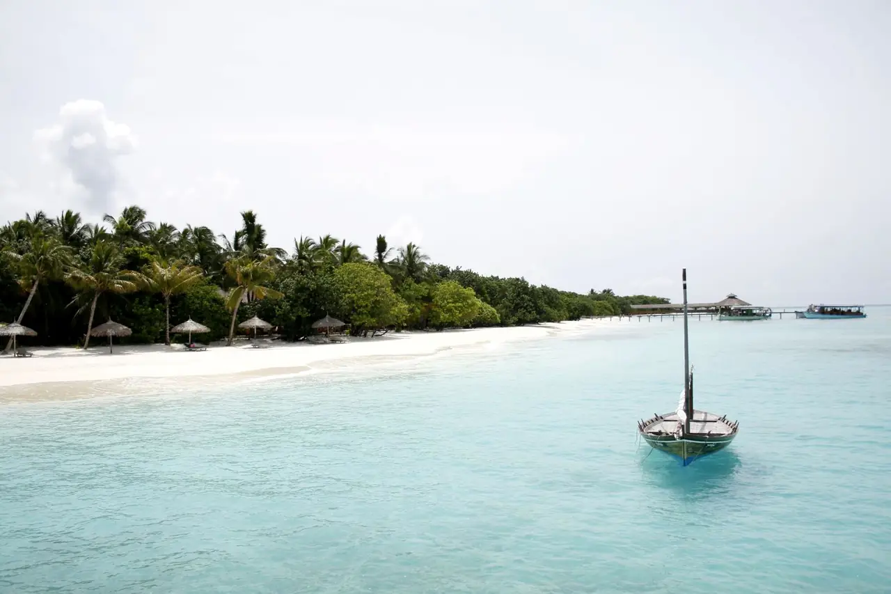ชายหาดและเรือโดนีหน้าเกาะรีสอร์ตแห่งหนึ่งในอะทอลล์บาอา มองจากฝั่งใต้ของเกาะ ภาพจาก Wikimedia Commons ผู้ถ่าย B166-er สาธารณสมบัติ ไม่ใช่ภาพของรีสอร์ตที่เราแนะนำ
