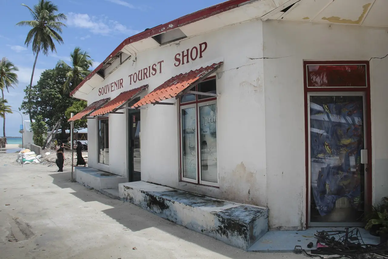 ร้านขายของที่ระลึกในมาฟูชี เกาะท้องถิ่นที่นักท่องเที่ยวไปพัก ภาพจาก Wikimedia Commons ผู้ถ่าย Buiobuione สัญญา CC BY-SA 4.0 ภาพเก่า ไม่ทราบปีที่ถ่าย