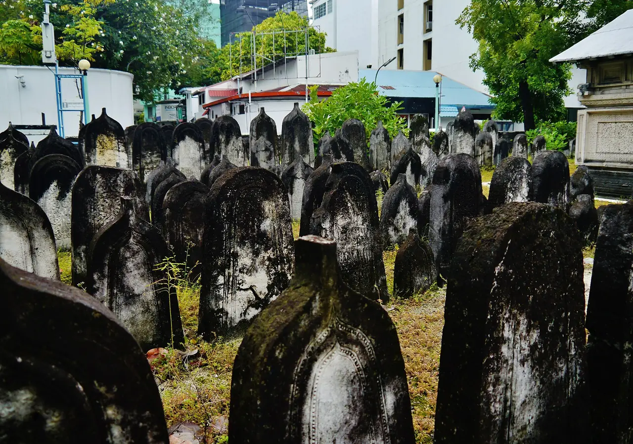 หลุมศพหินปะการังในสุสานข้างฮูกูรูมิสกี ภาพจาก Wikimedia Commons ผู้ถ่าย Zairon สัญญา CC BY-SA 4.0 ภาพเก่า ไม่ทราบปีที่ถ่าย