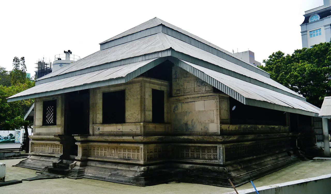 มัสยิดวันศุกร์เก่า ฮูกูรูมิสกี ในมาเล่ ภาพจาก Wikimedia Commons ผู้ถ่าย Zairon สัญญา CC BY-SA 4.0 ภาพเก่า ไม่ทราบปีที่ถ่าย