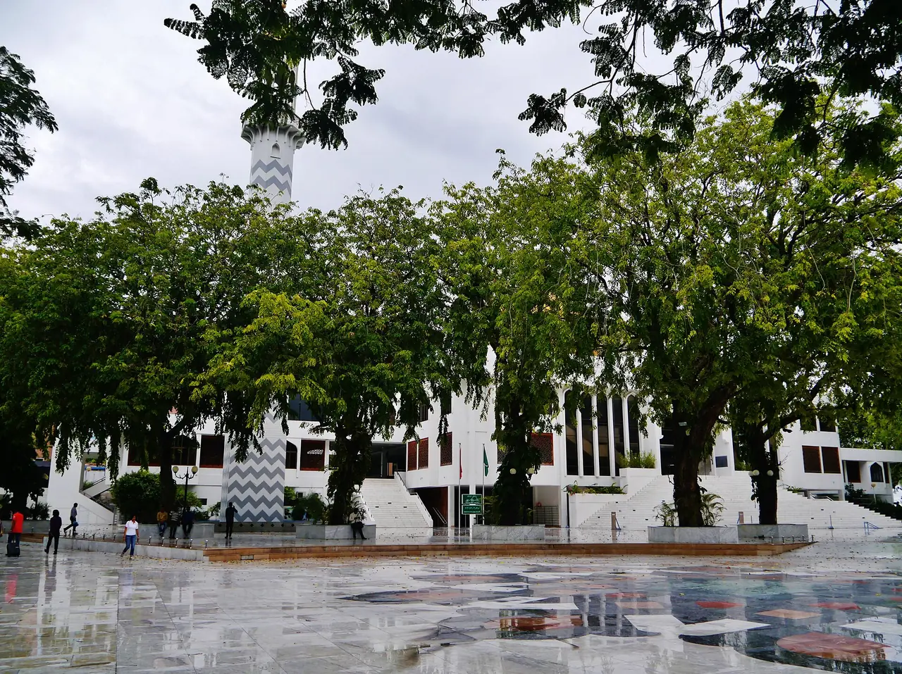 Islamic Centre และมัสยิดวันศุกร์ใหญ่ ในมาเล่ ภาพจาก Wikimedia Commons ผู้ถ่าย Zairon สัญญา CC BY-SA 4.0 ภาพเก่า ไม่ทราบปีที่ถ่าย