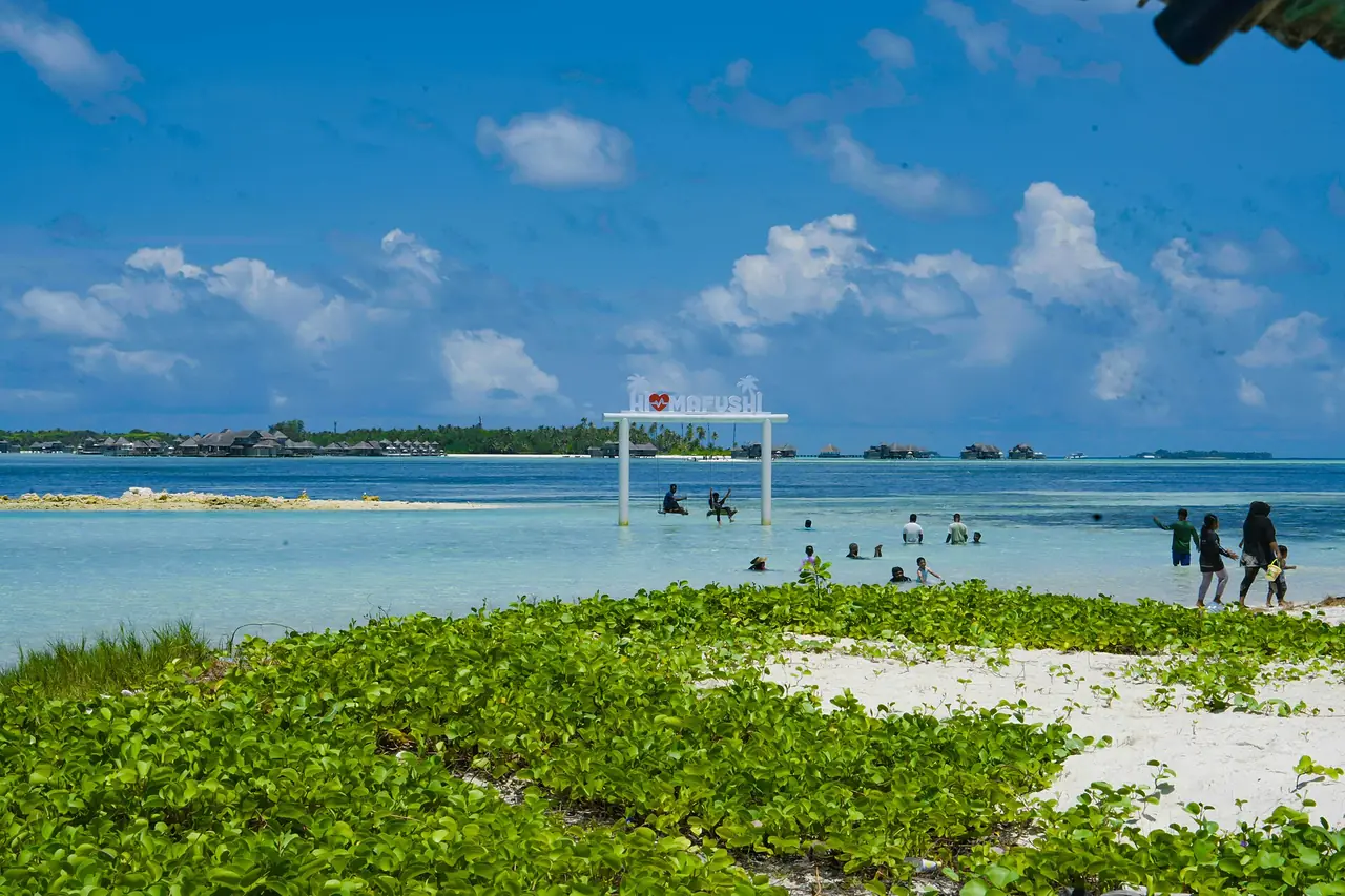 หาดท้องถิ่นของฮิมมาฟูชี มีซุ้มและคนเล่นน้ำตื้น ภาพจาก Wikimedia Commons ผู้ถ่าย Awshan สัญญา CC BY-SA 4.0 ภาพเก่า ไม่ทราบปีที่ถ่าย