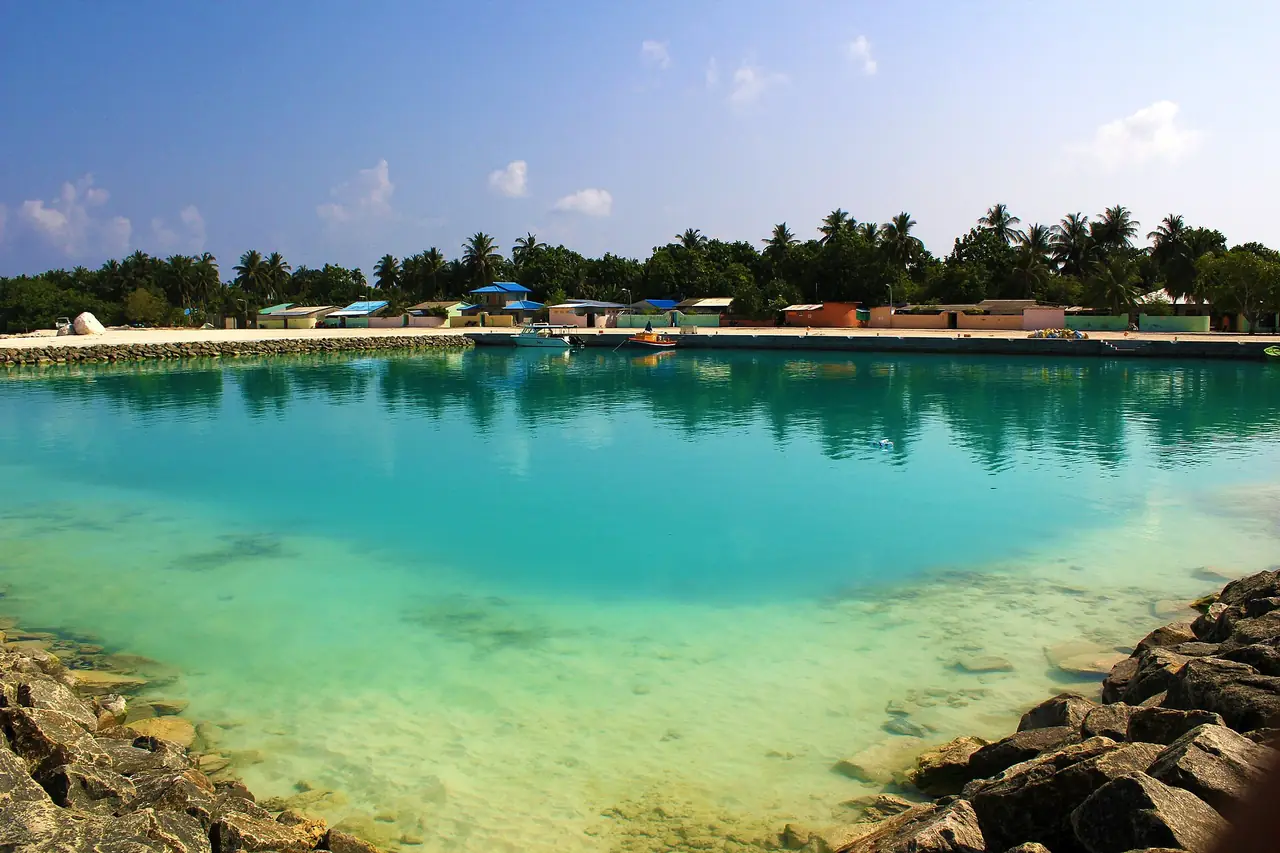 น้ำใสที่ท่าเรืออูกูลฮัส ภาพจาก Wikimedia Commons ผู้ถ่าย Ukulhas (ผู้ใช้) สัญญา CC BY-SA 3.0 ภาพเก่า ไม่ทราบปีที่ถ่าย
