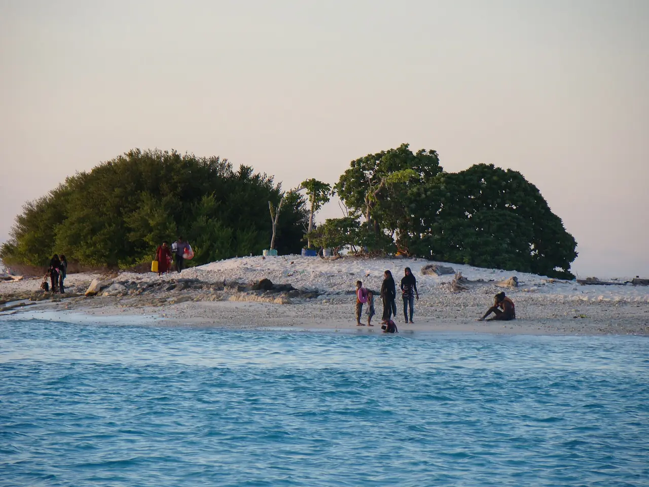 เกาะ Fushi เกาะปิกนิกของอูกูลฮัส ภาพจาก Wikimedia Commons ผู้ถ่าย Ukulhas (ผู้ใช้) สัญญา CC BY-SA 3.0 ชื่อไฟล์ระบุว่าเป็นเกาะปิกนิก ภาพเก่า ไม่ทราบปีที่ถ่าย