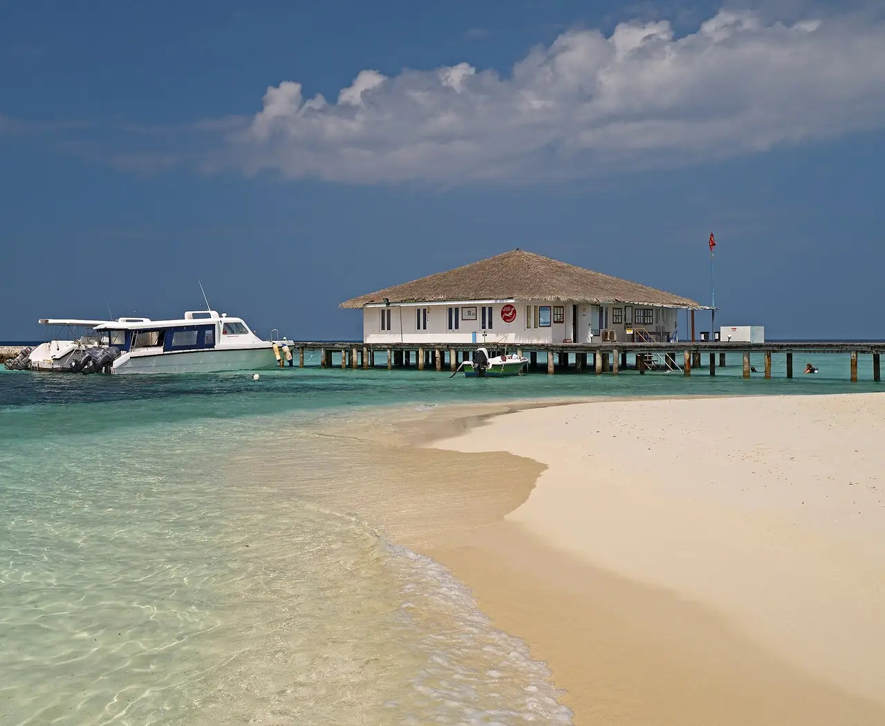 ศูนย์ดำน้ำบนสะพานท่าเรือของเกาะรีสอร์ตเอริยาดู ภาพจาก Wikimedia Commons ผู้ถ่าย Ввласенко (Vlasenko) สัญญา CC BY-SA 3.0 ภาพเก่า ไม่ทราบปีที่ถ่าย