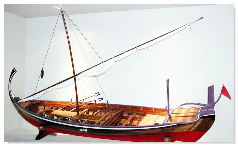 เรือโดนีแบบดั้งเดิมของมัลดีฟส์ ภาพนี้ดูเป็นแบบจำลองที่จัดแสดง ภาพจาก Wikimedia Commons ผู้ถ่าย BadrNaseem สัญญา CC BY-SA 2.0