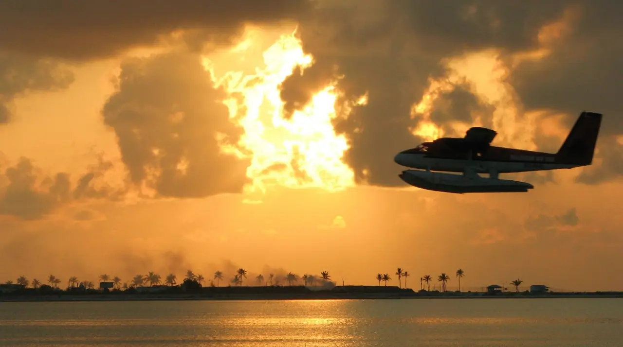 เครื่องบินน้ำ Twin Otter ขึ้นบินตอนเช้า ภาพจาก Wikimedia Commons ผู้ถ่าย DD จากมาเล่ สัญญา CC BY-SA 2.0 ภาพปี พ.ศ. 2550