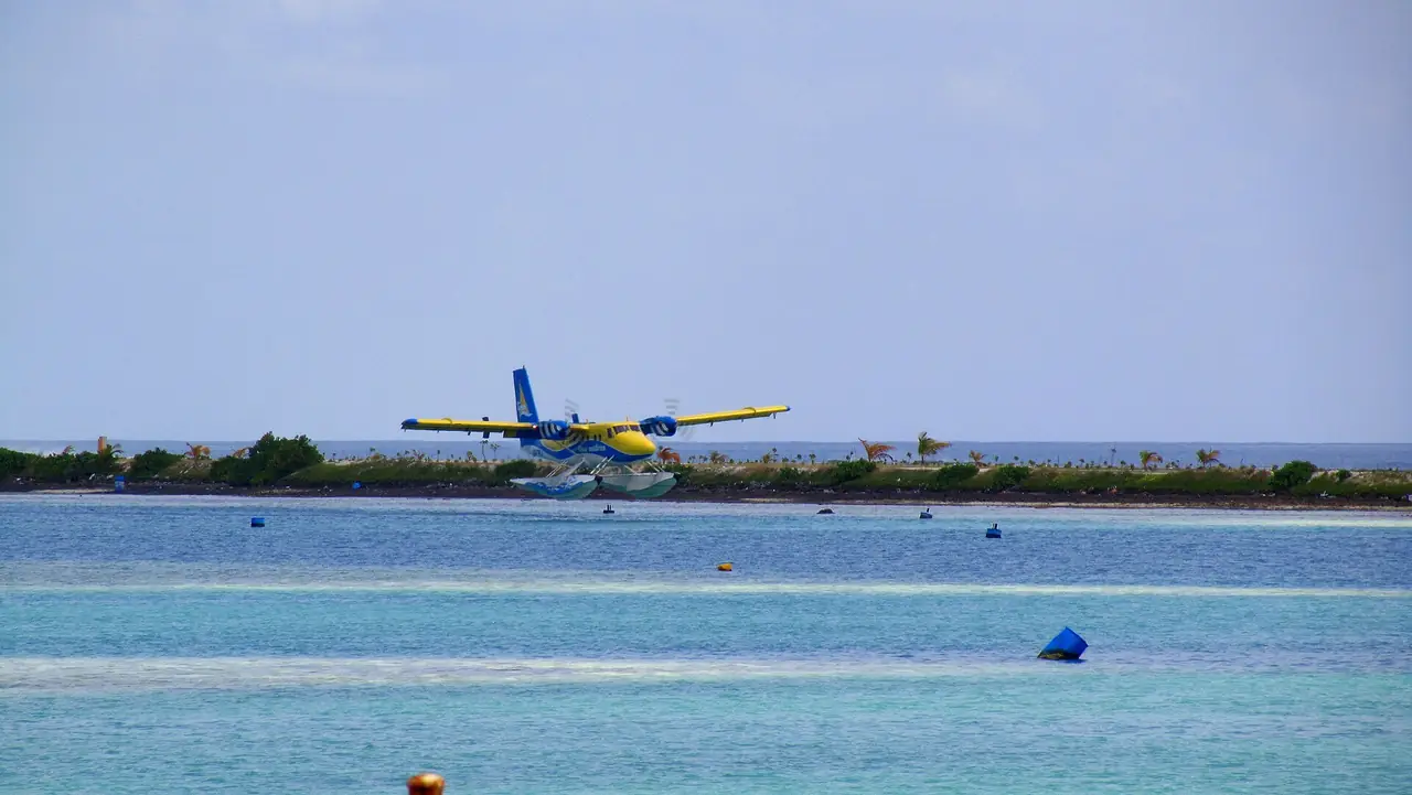 เครื่อง Twin Otter ของ TMA กำลังลงจอด ภาพจาก Wikimedia Commons ผู้ถ่าย DD จากมาเล่ สัญญา CC BY-SA 2.0 ภาพเก่า ไม่ทราบปีที่ถ่าย