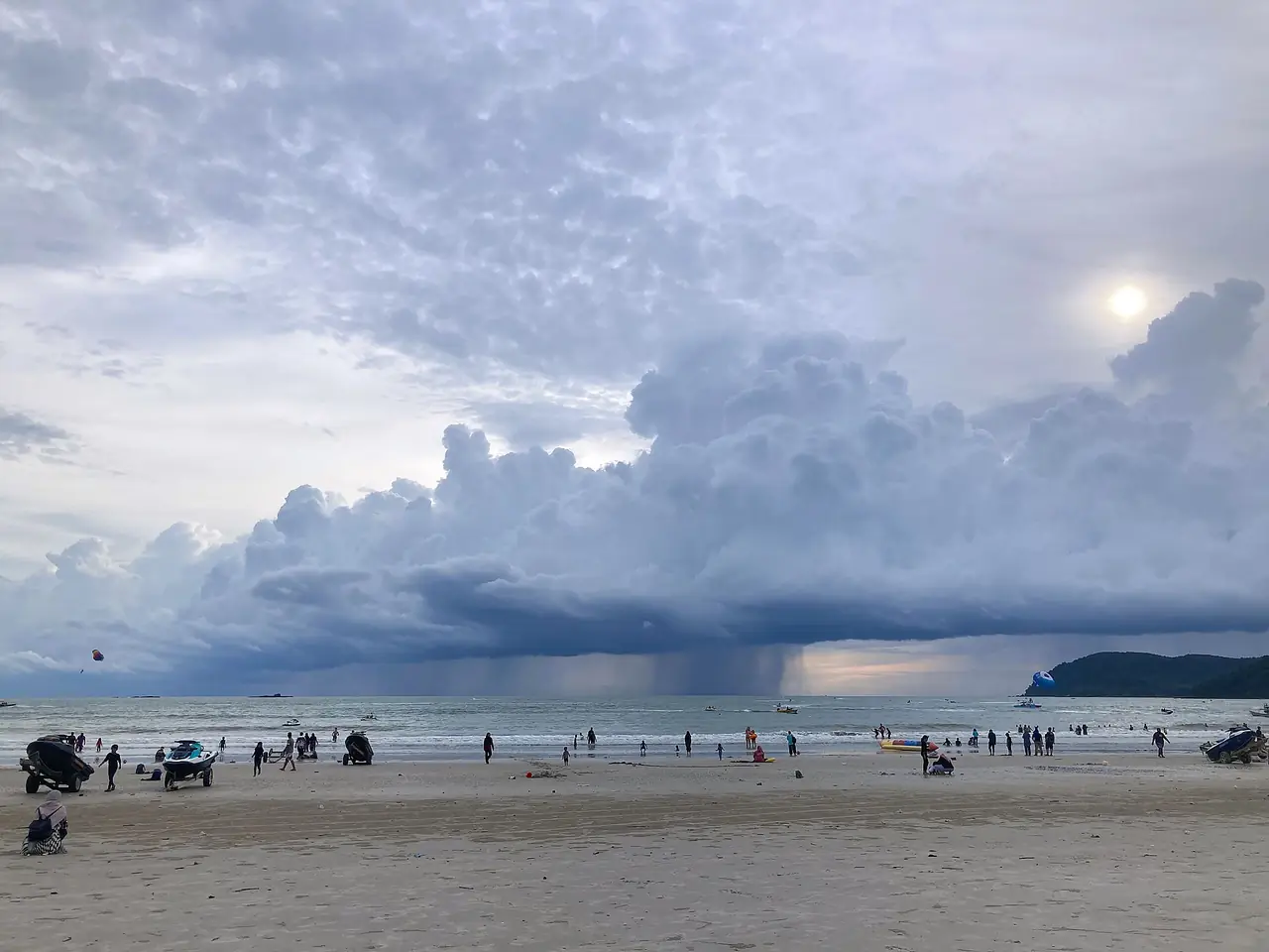 ภาพหาดเจอนังลังกาวี ถ่ายโดยผู้ใช้ Commons ภาพชายหาด