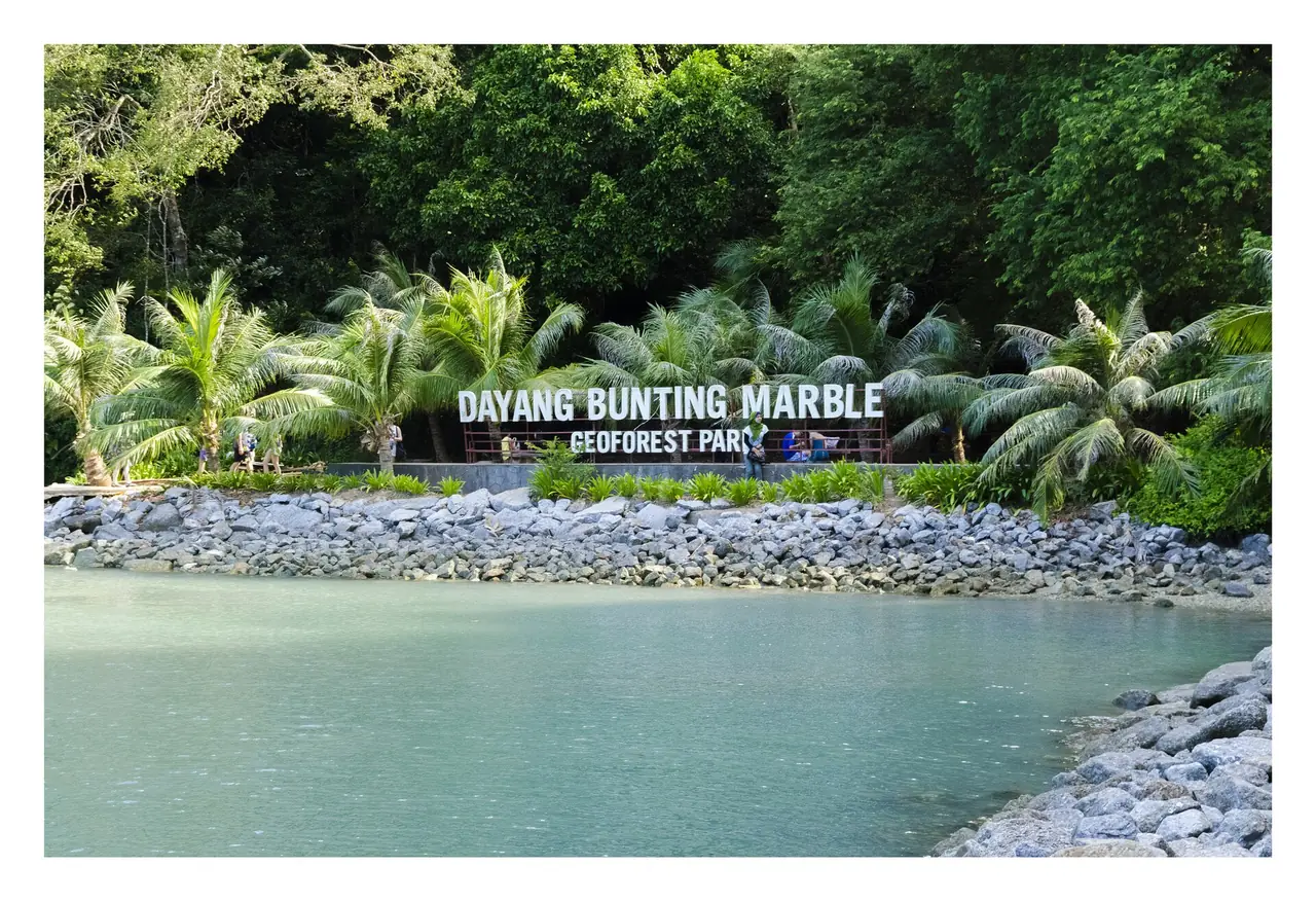 หินอ่อนที่เกาะ Dayang Bunting ภาพหินในพื้นที่เกาะ ไม่ใช่ภาพทะเลสาบ