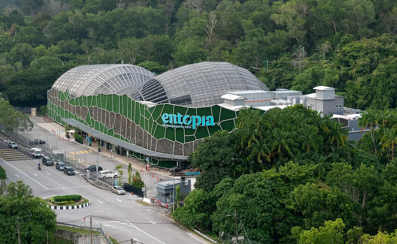 อาคาร Entopia มองจากทางเดินเขื่อนเตลุกบาหัง ถ่ายเมื่อพฤษภาคม 2567 ภาพสถานที่