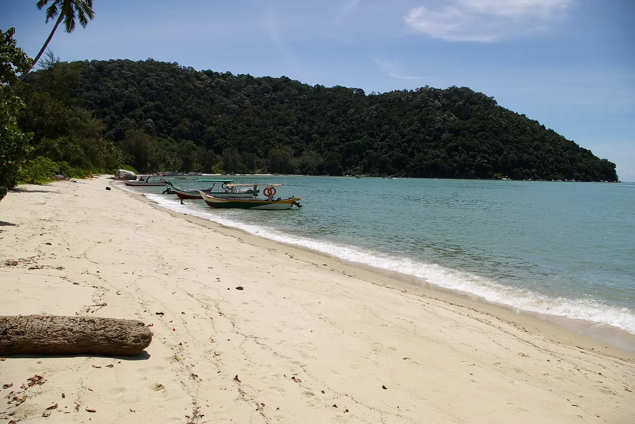 Monkey Beach ปลายตะวันตกเฉียงเหนือของเกาะปีนัง ภาพชายหาดในเขตอุทยาน