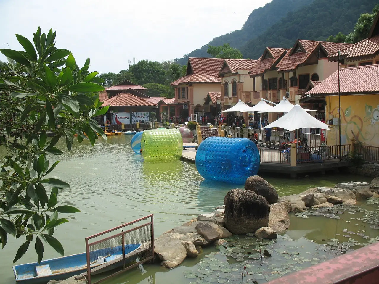ทางเดินสะพานใน Oriental Village ลังกาวี ภาพบรรยากาศ