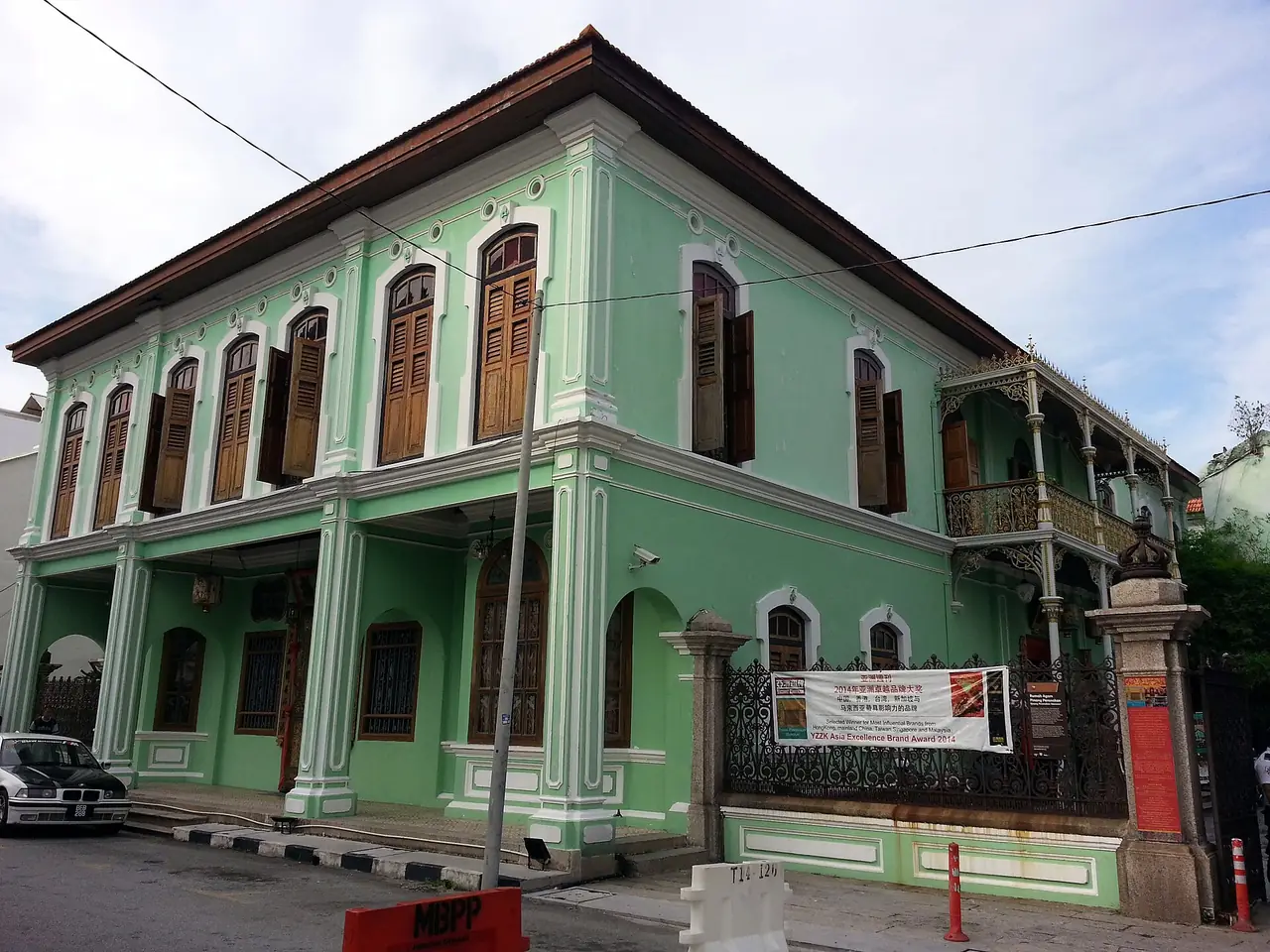 ด้านหน้า Pinang Peranakan Mansion บนถนน Church Street ภาพสถานที่