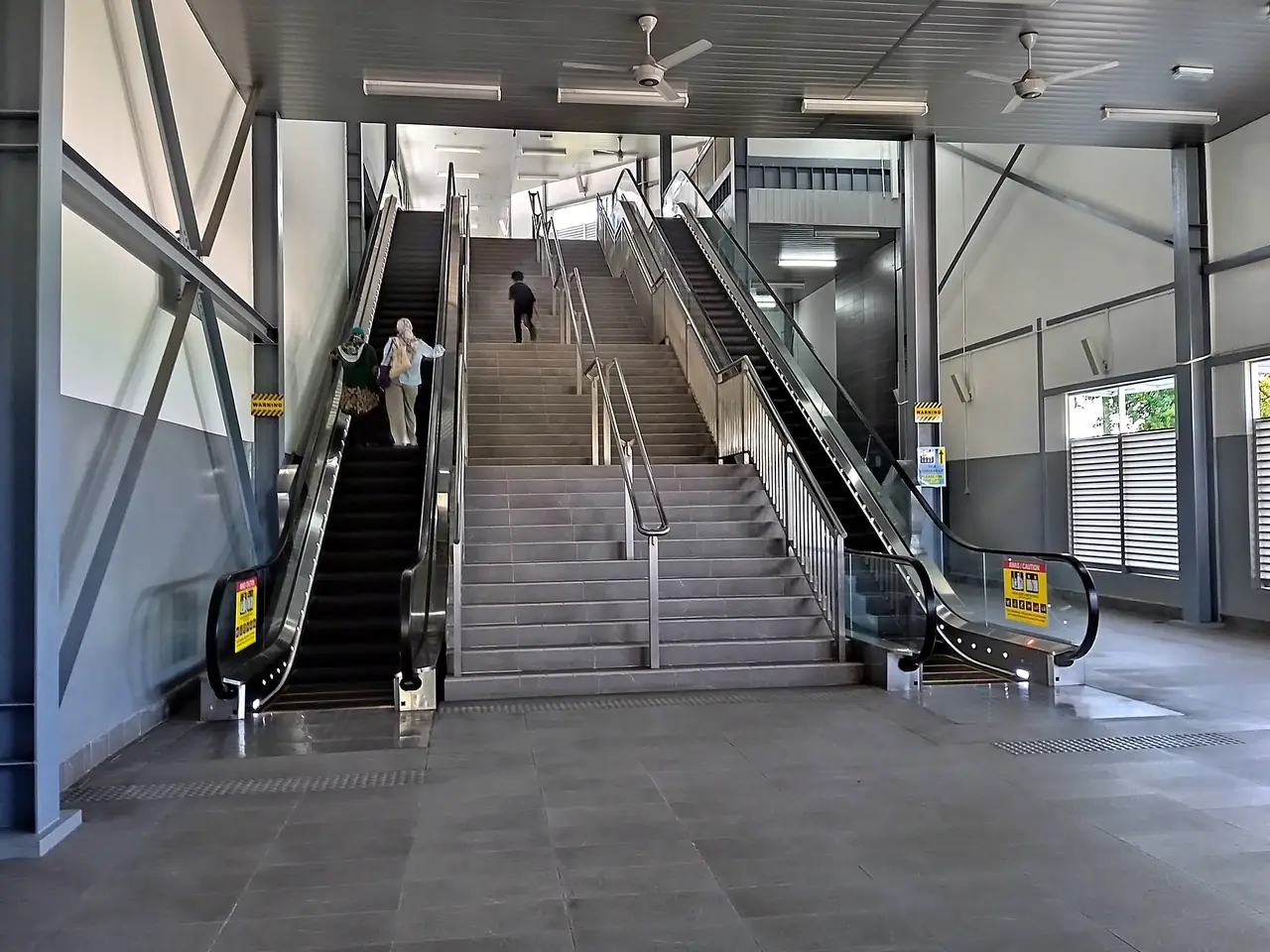 ทางเดินเชื่อมจาก Penang Sentral ไปสถานี KTM บัตเตอร์เวิร์ธ ถ่ายเมื่อ 5 มี.ค. 2566 ตามชื่อไฟล์