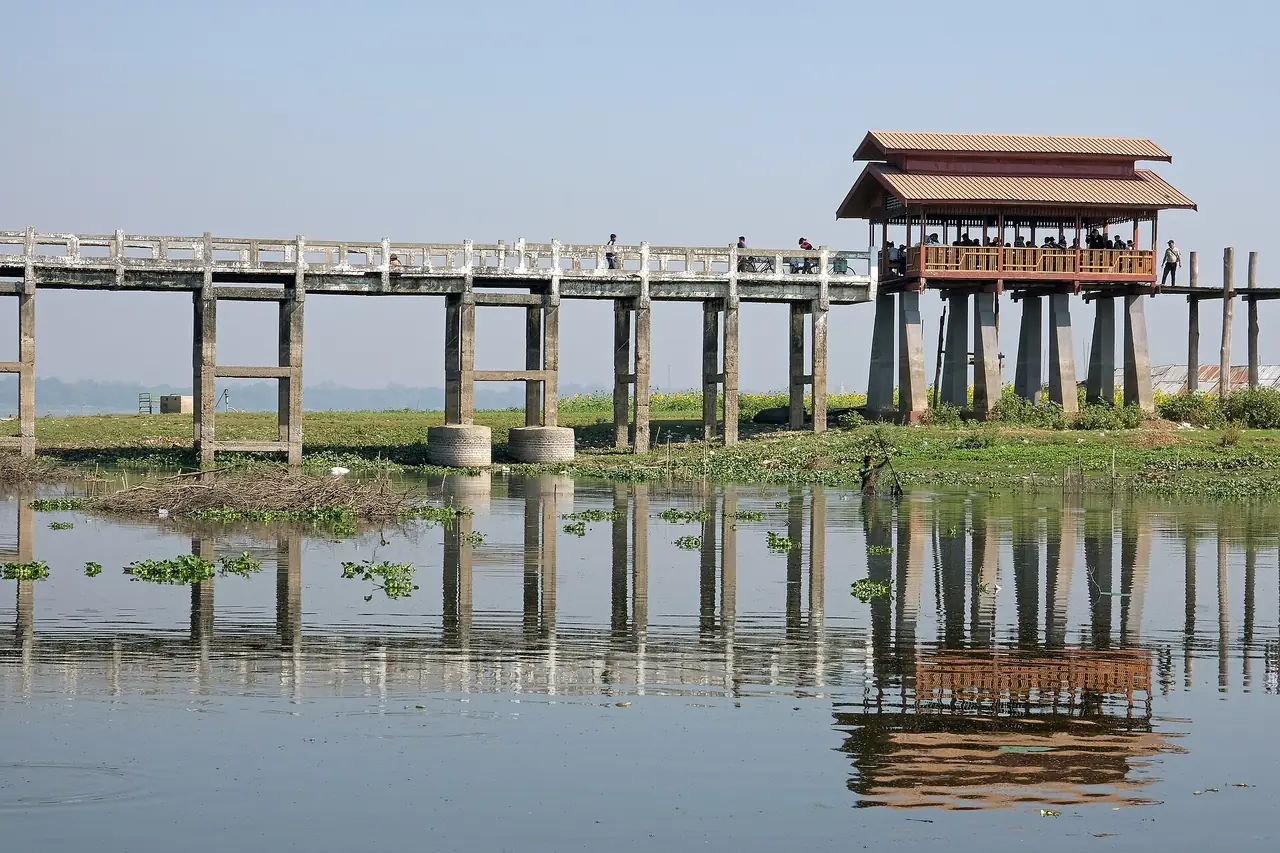 สะพานอูเปน อมรปุระ ภาพโดย kallerna เป็นภาพประกอบ ไม่ได้แสดงสภาพสะพานหลังแผ่นดินไหว