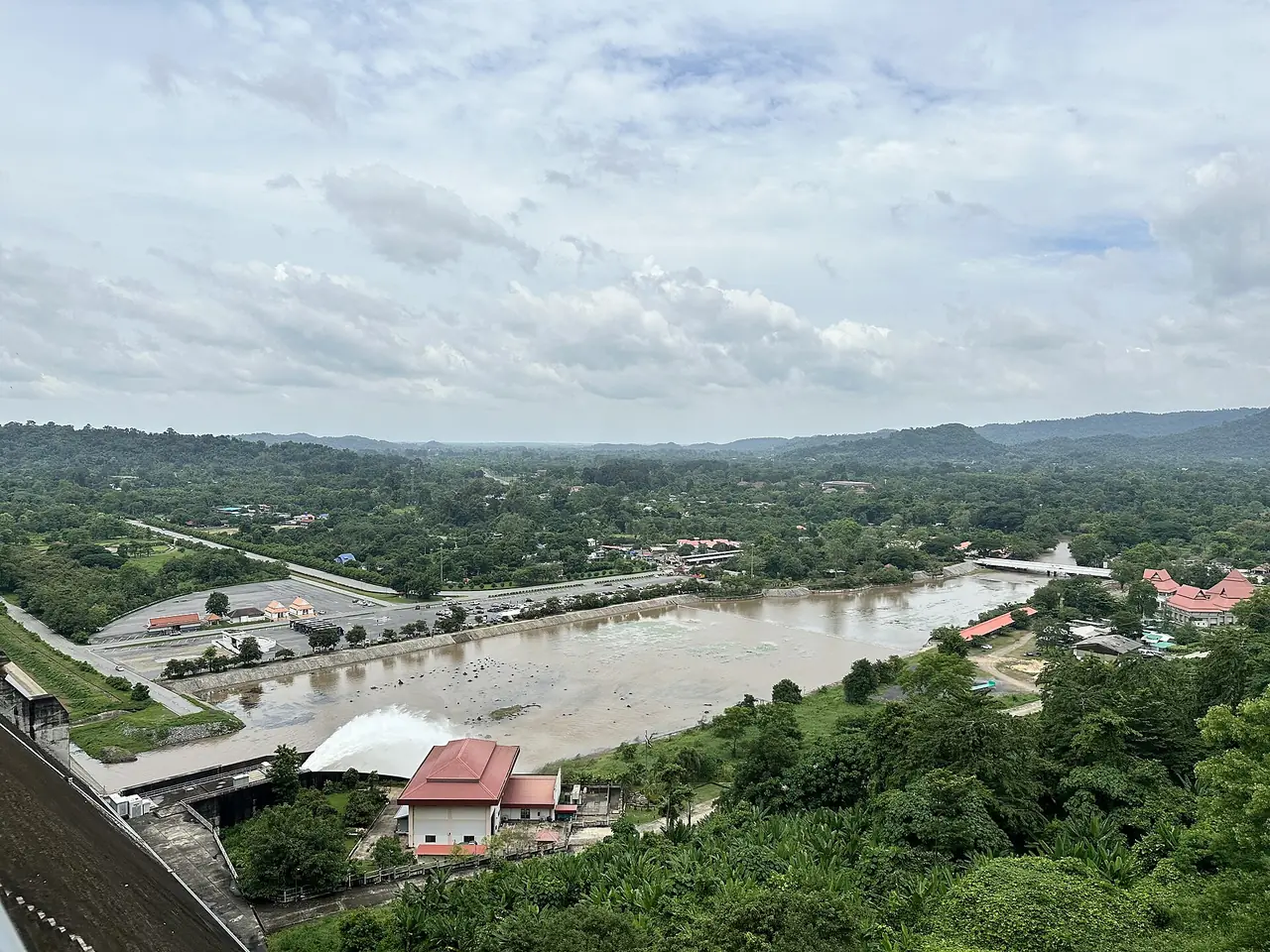 ท้ายน้ำของเขื่อนขุนด่านปราการชล ภาพของ Slyronit จาก Wikimedia Commons ใบอนุญาต CC BY-SA 4.0
