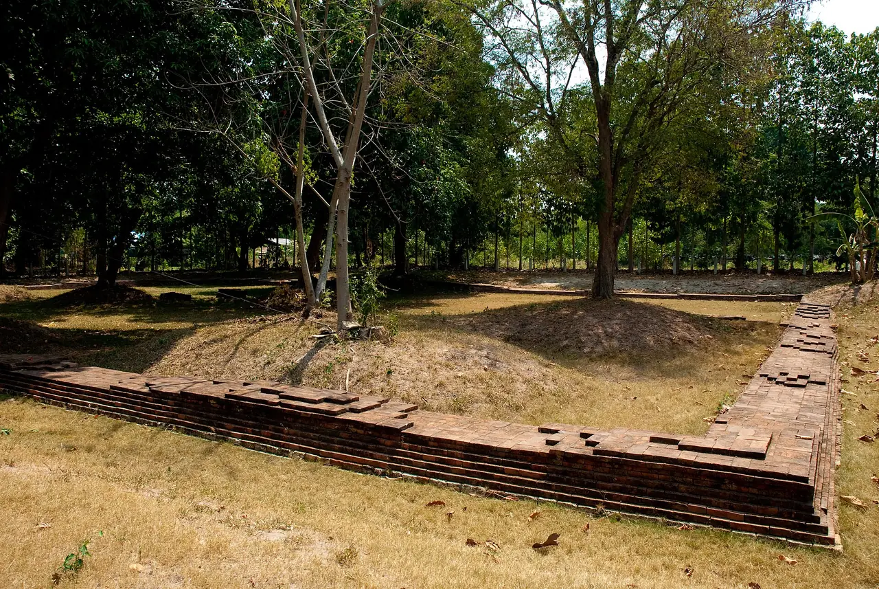 โบราณสถานหมายเลข 1 ในเมืองโบราณดงละคร ภาพของ Kawpodmd จาก Wikimedia Commons ใบอนุญาต CC BY-SA 3.0