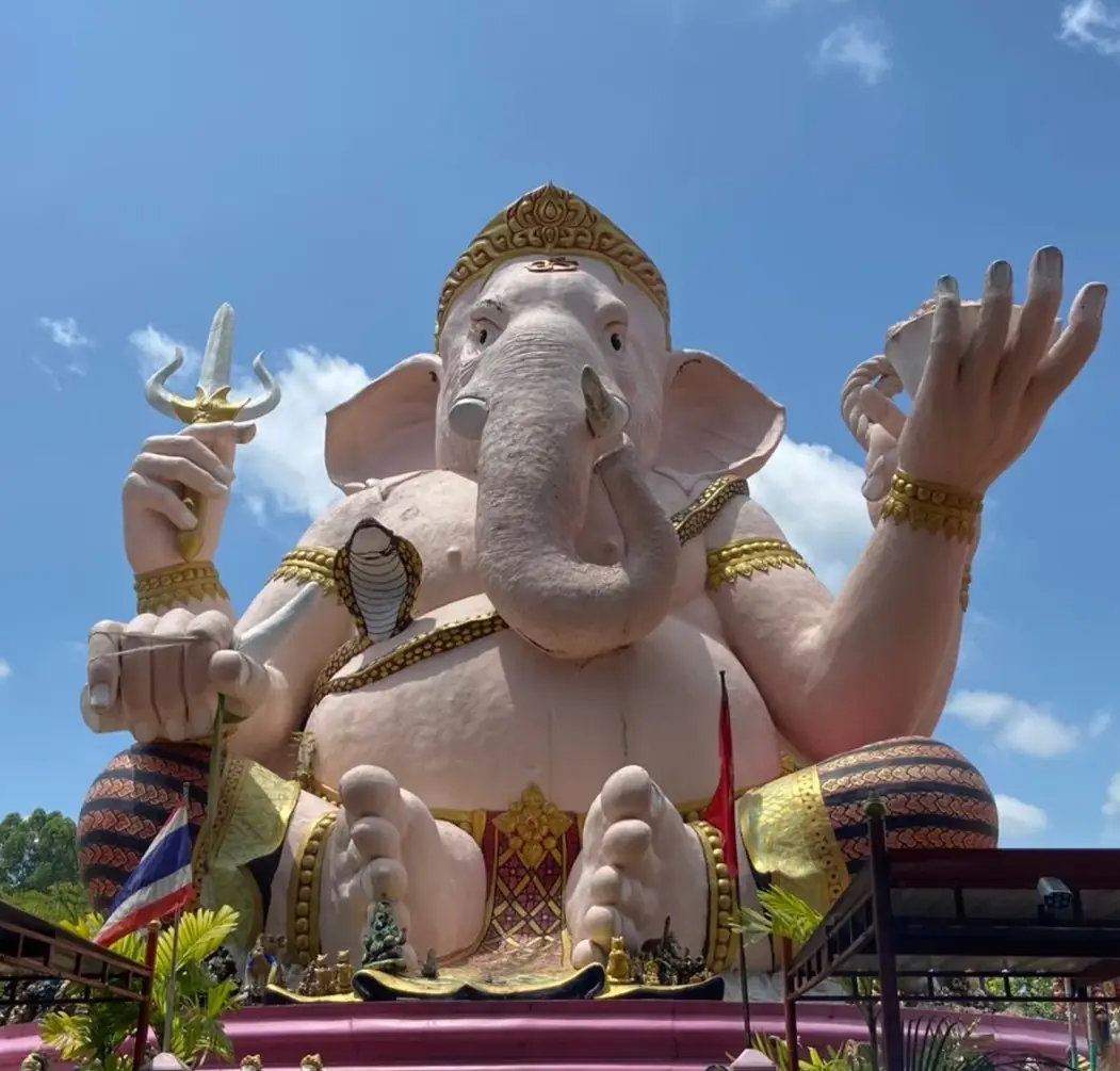พระพิฆเนศองค์ใหญ่ในนครนายก ภาพของ Ohmaphat จาก Wikimedia Commons ใบอนุญาต CC BY-SA 4.0