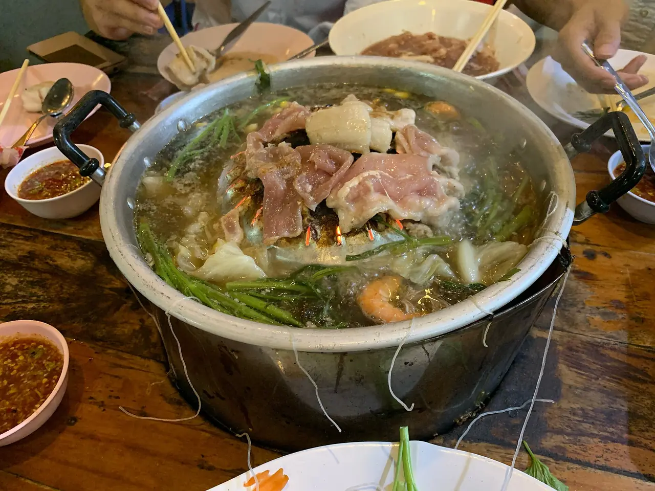 ร้านหมูกระทะในอำเภอบ้านนา จังหวัดนครนายก ตามชื่อไฟล์ ภาพของ Chainwit. จาก Wikimedia Commons ใบอนุญาต CC BY-SA 4.0