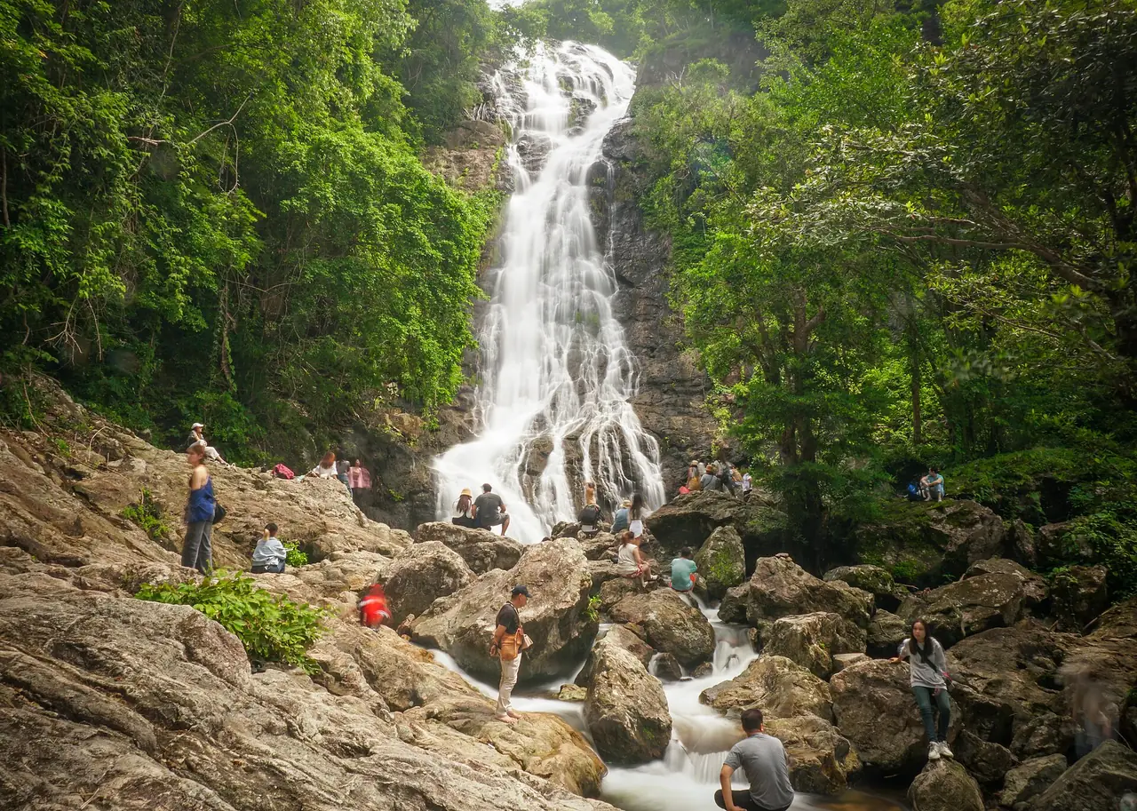 น้ำตกสาริกา ภาพของ Kittichai Malichan จาก Wikimedia Commons ใบอนุญาต CC BY-SA 4.0