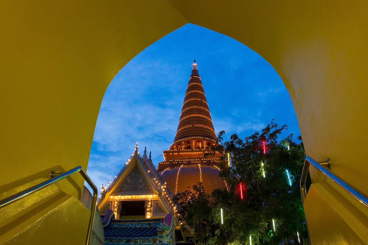 ยอดพระปฐมเจดีย์มองผ่านซุ้มโค้งของวัดพระปฐมเจดีย์ ยามพลบค่ำ