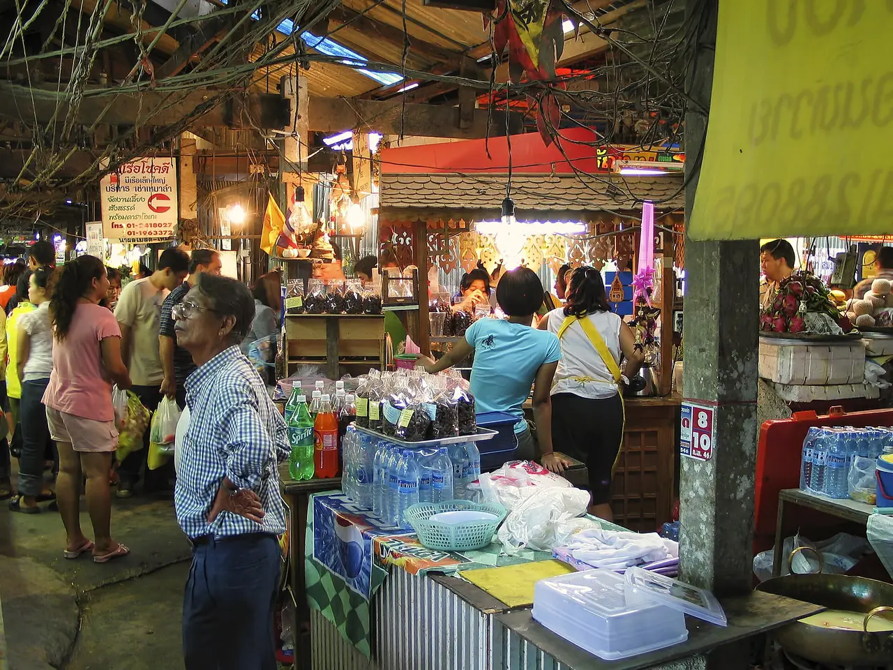 ร้านค้าและผู้คนในตลาดน้ำดอนหวาย อำเภอสามพราน