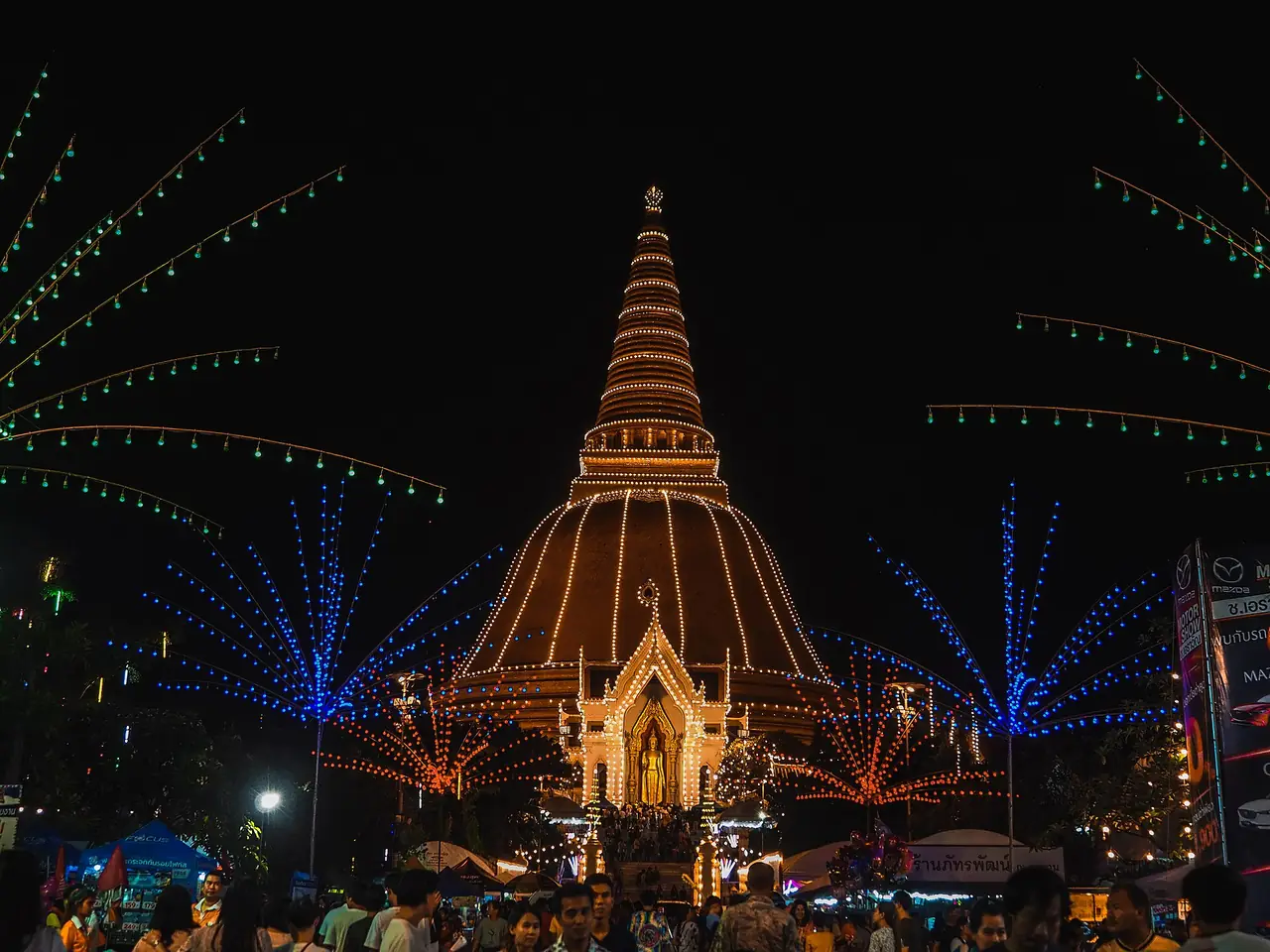 ซุ้มและลานของวัดพระปฐมเจดีย์ ภาพของ Athichitra จาก Wikimedia Commons ใบอนุญาต CC BY-SA 4.0