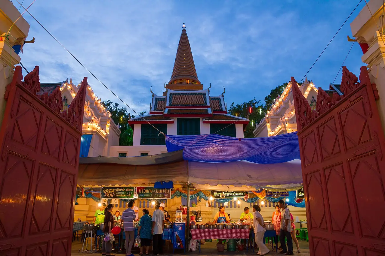 องค์พระปฐมเจดีย์และลานรอบองค์ ภาพของ Manoonp จาก Wikimedia Commons ใบอนุญาต CC BY-SA 4.0