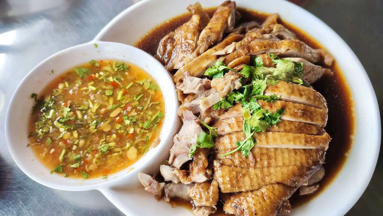 เป็ดพะโล้ที่ตลาดน้ำดอนหวาย ภาพของ Poowang จาก Wikimedia Commons ใบอนุญาต CC BY-SA 4.0