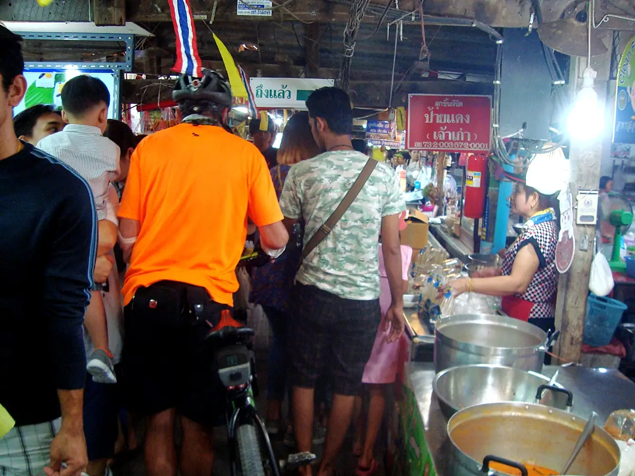 ผู้คนในตลาดน้ำดอนหวายวันอาทิตย์ ภาพของ Paul_the_Seeker จาก Wikimedia Commons ใบอนุญาต CC BY 2.0