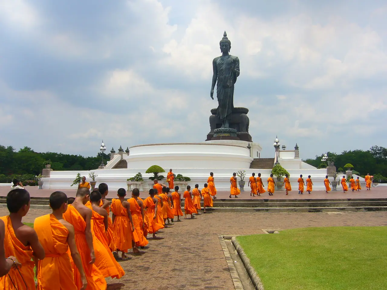 พระพุทธรูปปางลีลา พุทธมณฑล นครปฐม ภาพของ Tevaprapas จาก Wikimedia Commons ใบอนุญาต CC BY-SA 2.5