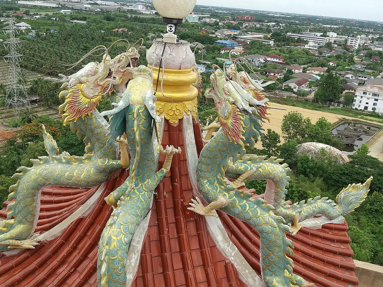 วัดสามพรานและมังกรสีเขียว ภาพของ Suikotei จาก Wikimedia Commons ใบอนุญาต CC BY-SA 4.0