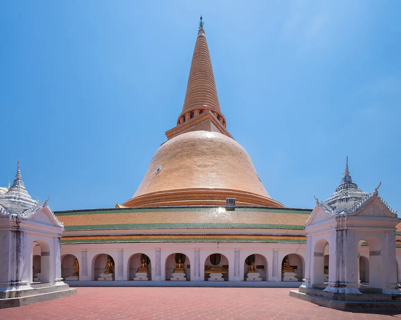พระปฐมเจดีย์ที่นครปฐมในเวลากลางวัน