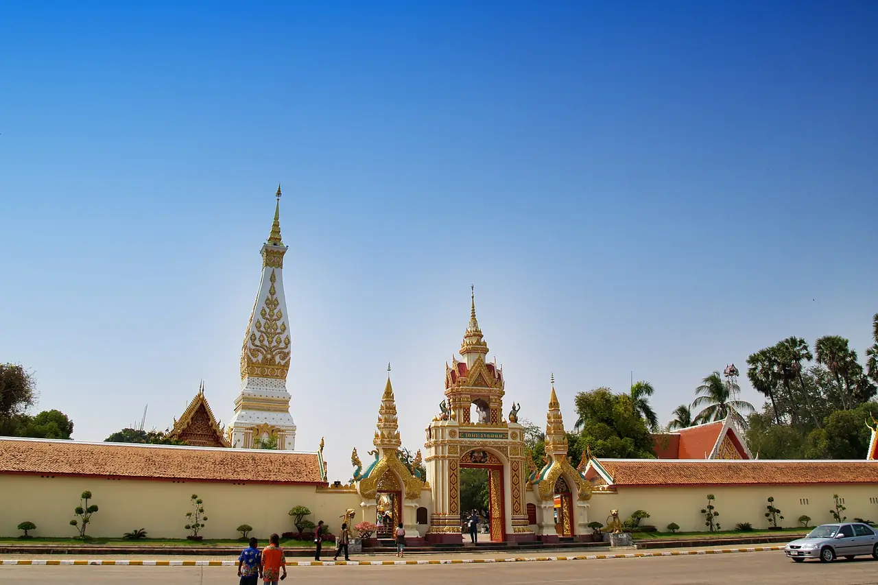 ซุ้มประตูและกำแพงวัดพระธาตุพนมที่อำเภอธาตุพนม