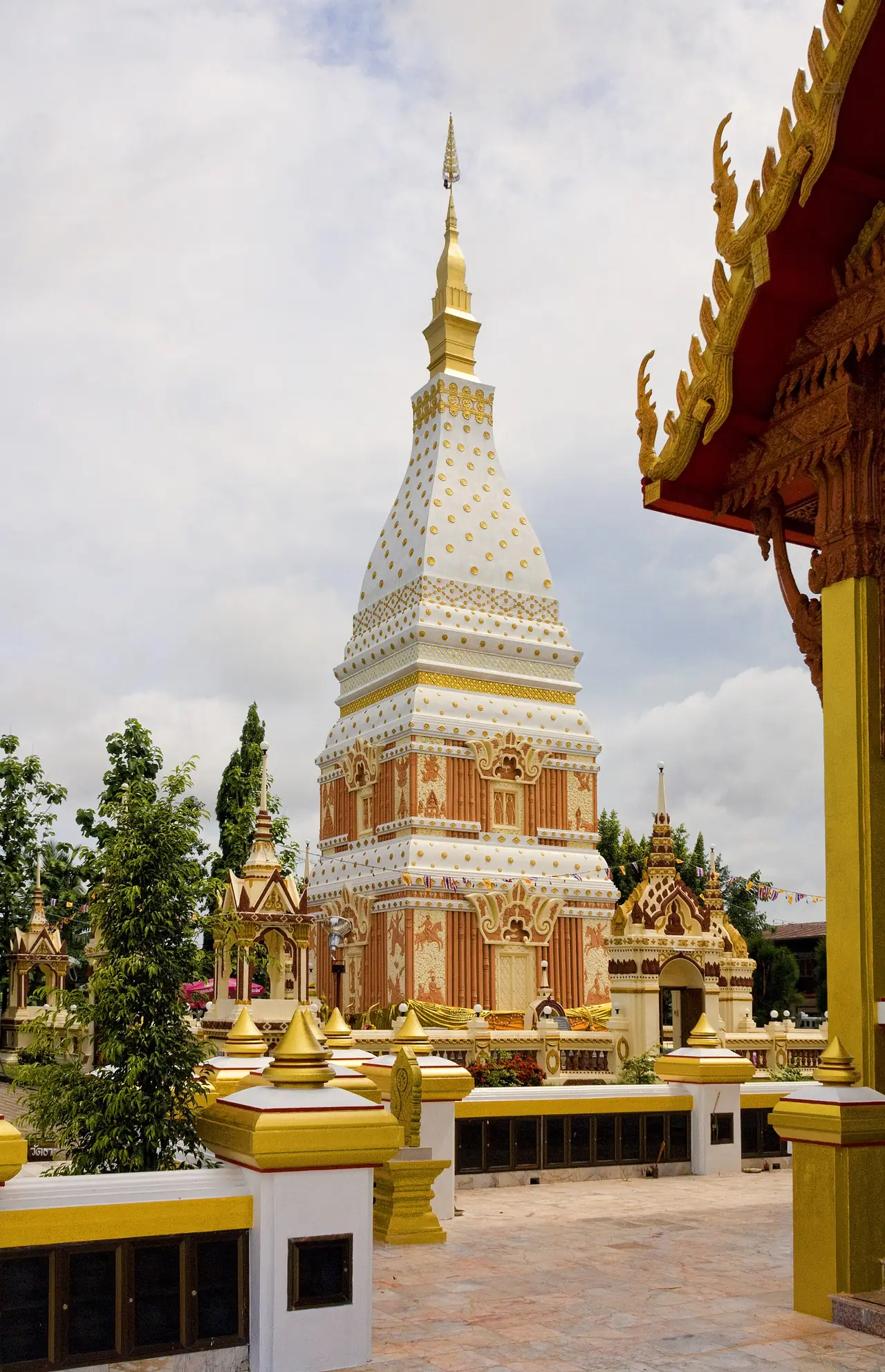พระธาตุเรณู องค์เจดีย์สีขาวทองที่อำเภอเรณูนคร