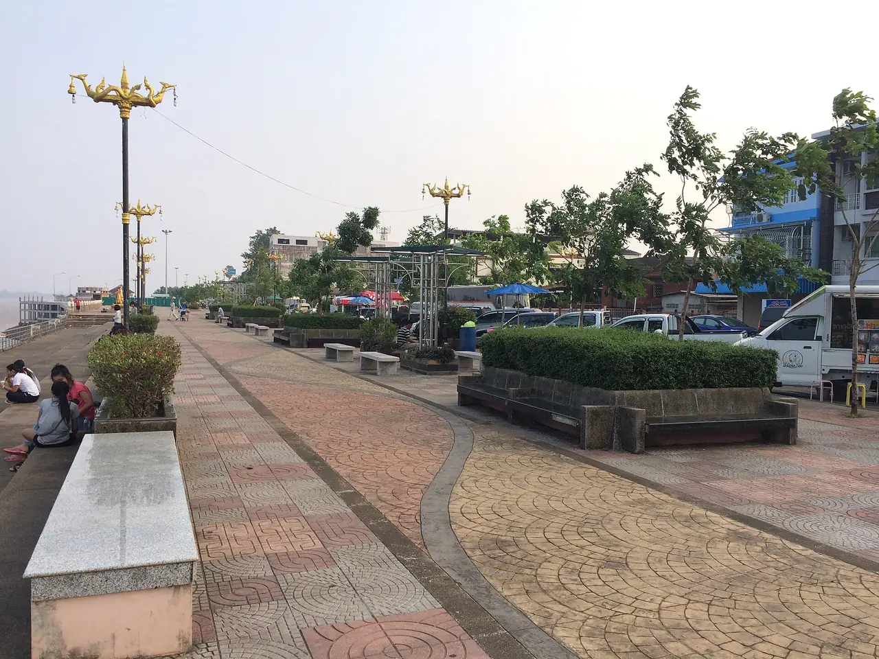 ทางเดินปูอิฐและเสาไฟริมแม่น้ำโขงในตำบลในเมือง นครพนม