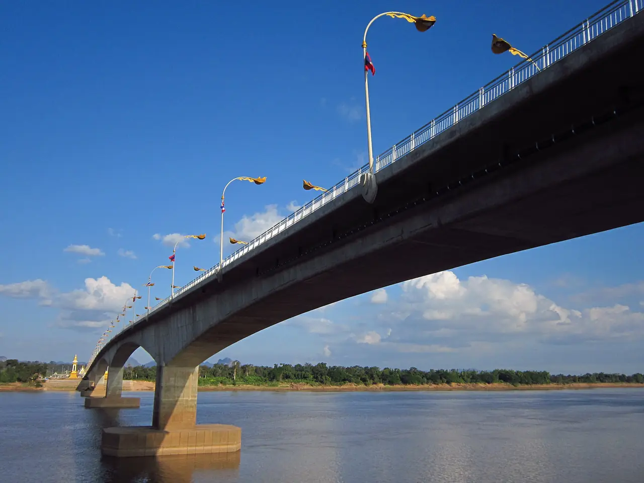 ภาพประกอบ นครพนม: ข้ามไปท่าแขก ลาว จากนครพนม รถบัสสะพาน เรือข้ามโขง