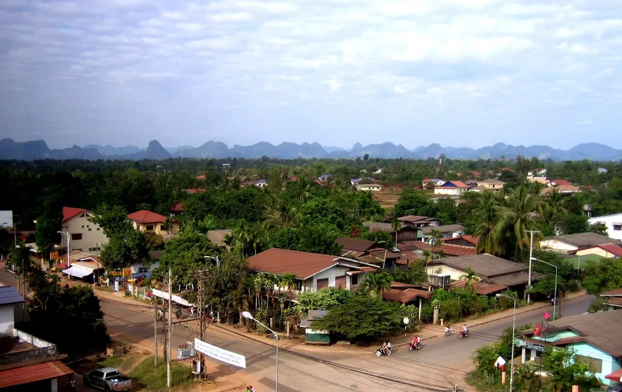 ทิวทัศน์เมืองท่าแขกและเทือกเขาหินปูนด้านหลัง ภาพของ Penyulap จาก Wikimedia Commons ตามชื่อไฟล์เป็นท่าแขก แขวงคำม่วน
