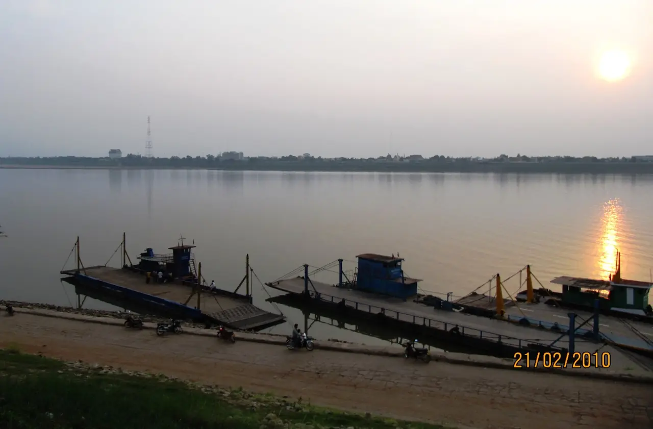 เรือข้ามฟากแม่น้ำโขงที่ท่าแขก ลาว ภาพถ่ายปี 2010 โดย BacLuong จาก Wikimedia Commons ตามคำบรรยายบน Commons เป็นเรือข้ามไปนครพนม ภาพเก่า เรือและท่าอาจเปลี่ยนไปแล้ว