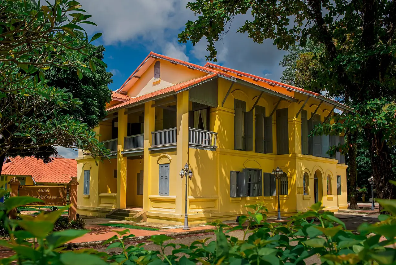 อาคารจวนผู้ว่าราชการเก่าสีเหลืองในนครพนม ภาพของ JayaJoe จาก Wikimedia Commons ตามชื่อไฟล์เป็นพิพิธภัณฑ์จวนผู้ว่าราชการเก่า