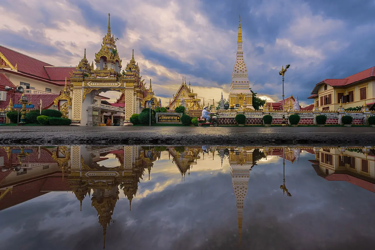 เจดีย์พระธาตุนครและลานรูปปั้นที่วัดมหาธาตุ นครพนม ภาพของ JayaJoe จาก Wikimedia Commons ตามชื่อไฟล์